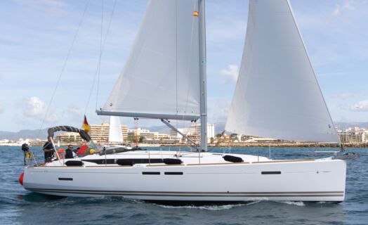 Steuerbord Aussenaufnahme der Sun Odyssey 439 "Jason" in Pula in Kroatien