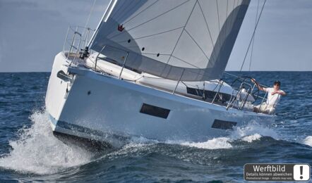 Bugansicht einer Sun Odyssey 440 während der Fahrt unter Segeln auf offenem Meer (Werftbild) – Yachtcharter Kroatien