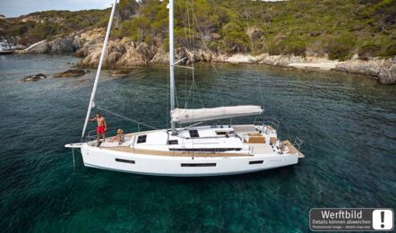 Backbordansicht einer Sun Odyssey 440 vor Anker in einer Bucht im Mittelmeer (Werftbild) – Yachtcharter Kroatien