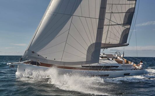 Backbord Aussenaufnahme einer Sun Odyssey 440 in Can Pastilla auf Mallorca