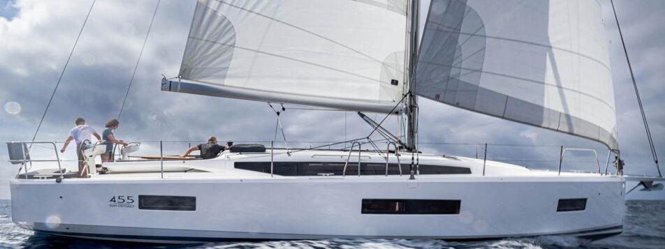 Eine Sun Odyssey 455 unter Segeln auf offener See in Steuerbordansicht (Werftbild) – Yachtcharter Kroatien