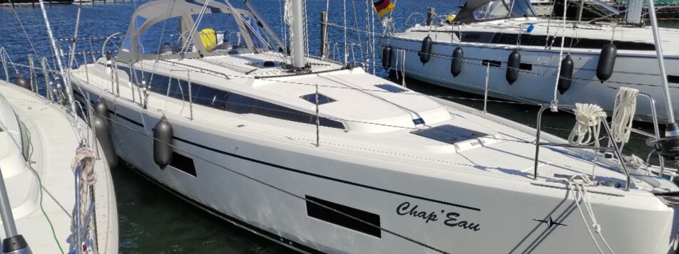 Bug Steuerbord Aussenaufnahme der Bavaria C42 „Chap'Eau“ in Heiligenhafen