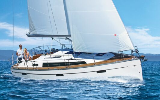 Steuerbord Aussenaufnahme einer Bavaria cruiser 37