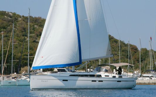 Backbord Aussenaufnahme der Bavaria cruiser 46 „Beef“ in Pula in Kroatien