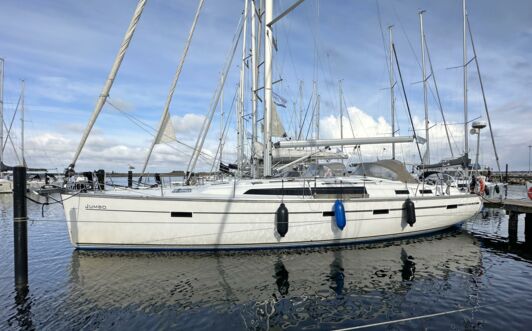 Backbord Aussenaufnahme der Bavaria cruiser 51 „Jumbo“ in Heiligenhafen mit alter Sprayhood