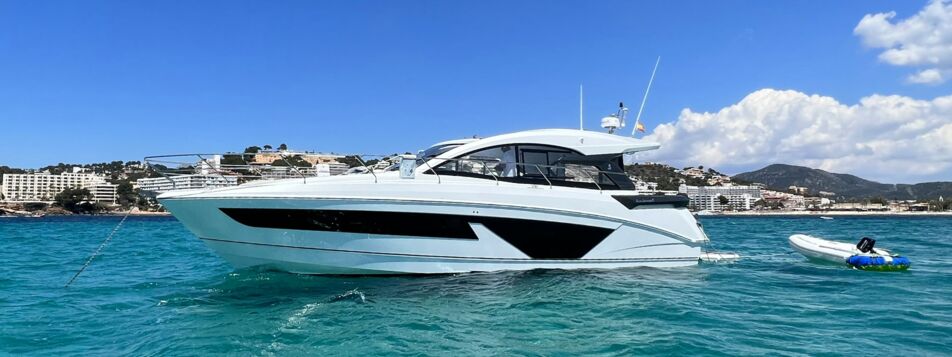 Backbord Aussenaufnahme der Beneteau GT 45 Pandora in Can Pastilla auf Mallorca