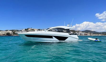 Backbord Aussenaufnahme der Beneteau GT 45 Pandora in Can Pastilla auf Mallorca