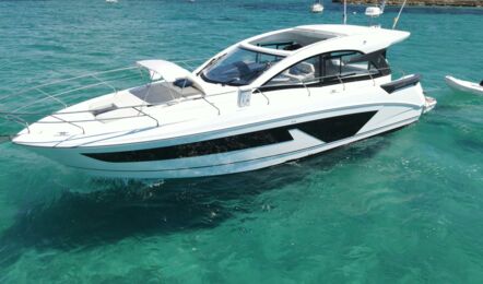 Backbord Aussenaufnahme der Beneteau GT 45 Pandora in Can Pastilla auf Mallorca