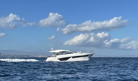 Steuerbord Aussenaufnahme der Beneteau GT 45 Pandora in Can Pastilla auf Mallorca