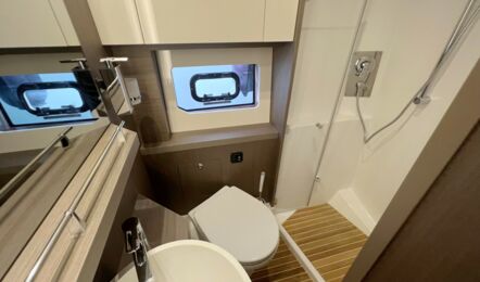 Nasszelle Innenaufnahme der Beneteau GT 45 Pandora in Can Pastilla auf Mallorca