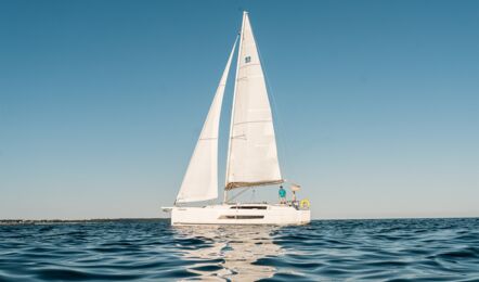 Backbord-Profilansicht der Segelyacht Dufour 37 „Chiquitita“ während der Fahrt unter Segeln – Yachtcharter Ostsee