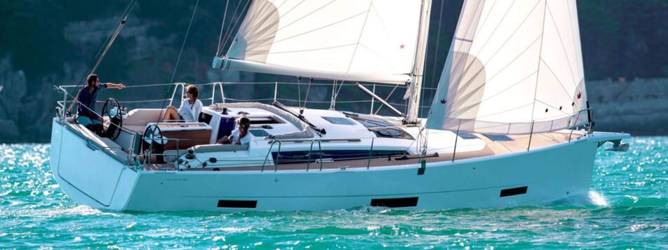 Eine Segelyacht Dufour 390 unter vollen Segeln mit Crew an Bord – Yachtcharter Kroatien (Werftbild)
