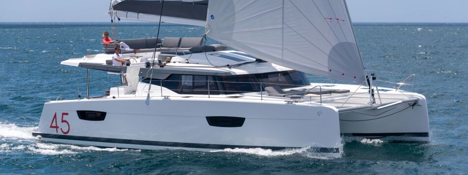Katamaran Fountaine Pajot Elba 45 unter vollen Segeln auf dem Meer – Yachtcharter Mallorca ab Can Pastilla