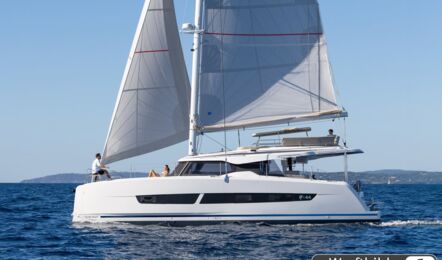 Backbordansicht einer FP 44 unter Segeln auf offener See (Werftbild) – Yachtcharter Kroatien