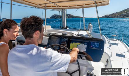 Paar am Flybridge-Steuerstand eines FP 44 Katamarans mit Kartenplotter und Instrumenten (Werftbild) – Yachtcharter Mallorca