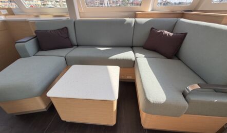 Großer U-förmiger Sitzbereich im Salon der Segelyacht FP44 „Hi iaka“ – Yachtcharter Mallorca
