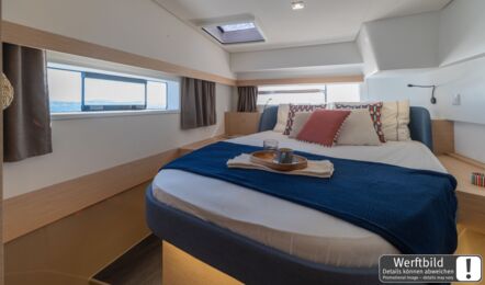 Doppelkabine eines FP 44 Katamarans mit Insel-Doppelbett, Rumpffenstern und Deckluke (Werftbild) – Yachtcharter Mallorca