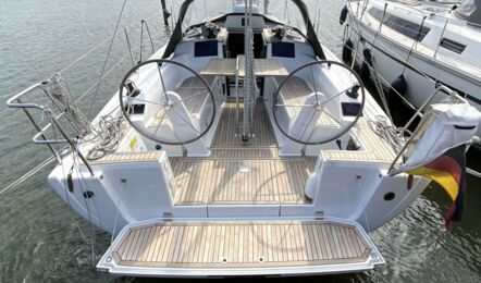 Heckaufnahme Cockpit mit offener Badeplattform der Hanse 315 Njoy in Greifswald