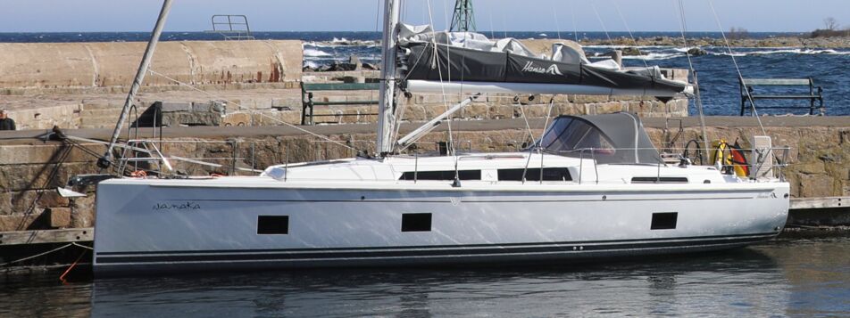 Seitliche Profilansicht der Segelyacht Hanse 418 „Namaka“ an der Hafenmole in Heiligenhafen – Yachtcharter Ostsee