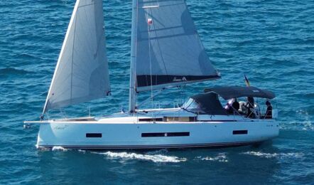 Seitenansicht der Segelyacht Hanse 460 „Antares“ unter Genua und Großsegel mit Bimini – Yachtcharter Mallorca