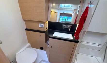 Geräumige Nasszelle achtern mit großzügiger Dusche und Zugang aus dem Salon und der Achterkabine Backbord der Hanse 460 „Antares“ – Yachtcharter Mallorca