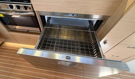 Zentrale Spülmaschine in der Pantry der Hanse 460 „Antares“ – Yachtcharter Mallorca