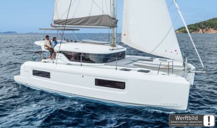 Steuerbordansicht einer Lagoon 38 unter Segeln vor felsiger Küste mit Crew am Steuerstand (Werftbild) – Yachtcharter Mallorca