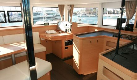 Pantry und der Kartentisch eines Katamarans Lagoon 42 auf Mallorca in Can Pastilla