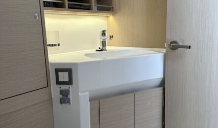 Nasszelle der Oceanis 34.1.2 „Diwali“ mit Waschbecken, Marine-WC und Ablagen – Charter Ostsee