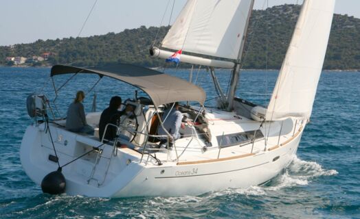 Heck Steuerbord Aussenaufnahme der Oceanis 34.2 "LL Skyhawk" in Pula in Kroatien