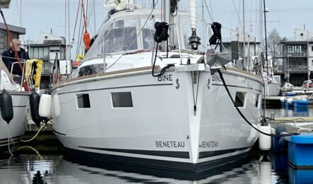Bug der Segelyacht Oceanis 35.1 „Bine" mit Namenszug am Liegeplatz im Hafen von Flensburg – Yachtcharter Ostsee