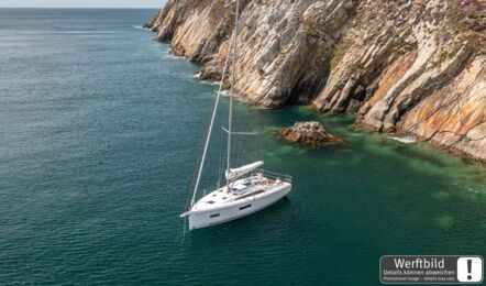 Bugansicht einer Oceanis 37.1 vor Anker vor einer Felsküste aus der Vogelperspektive (Werftbild) – Yachtcharter Ostsee
