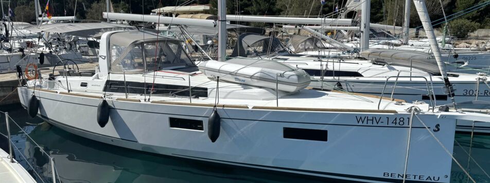 Steuerbord Aussenaufnahme der Oceanis 38.1.2 „Tamara“ in Rogoznica in Kroatien