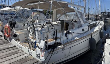 Blick ins Cockpit der Segelyacht Oceanis 38.1 „Nature“ vom Heck auf der Steuerbordseite mit zwei Steuerständen und Bimini am Steg in Heiligenhafen – Yachtcharter Ostsee