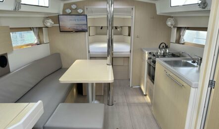 Salon Innenaufnahme der Oceanis 38.1 "Yucabay" in Flensburg (alte Kojenpolster)