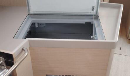 Kühlschrank Innenaufnahme der Oceanis 40.1 „Elisa“ in Punat in Kroatien