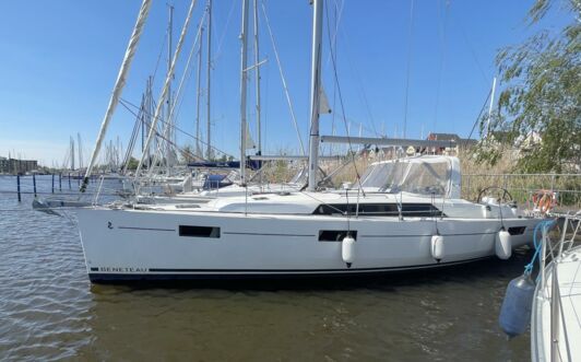 Backbord Aussenaufnahme der Oceanis 41.1 "Becks" in Barth