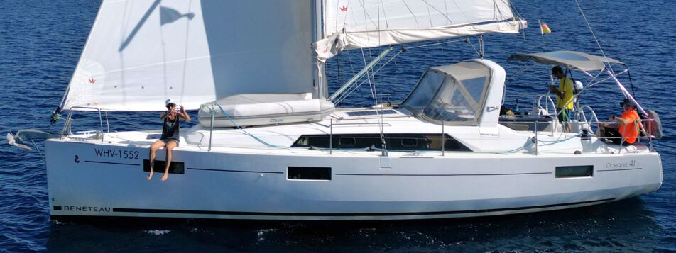 Backbord Aussenaufnahme der Oceanis 41.1 „All Winds“ (ehemals „Frankfurt“) in Rogoznica in Kroatien