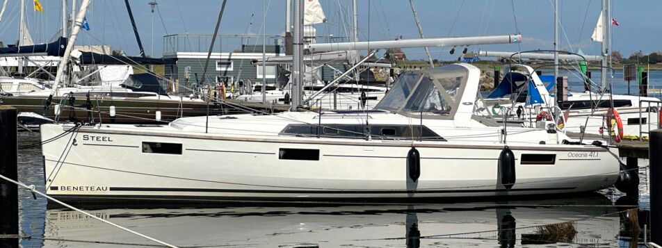 Profilansicht der Beneteau Oceanis 41.1 „Steel“ am Steg im Hafen von Heiligenhafen – Yachtcharter Ostsee