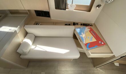 Kartentisch der Oceanis 41.1 Frankfurt in Rogoznica in Kroatien