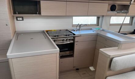 Große U-förmige Pantry im offenen Salon der Segelyacht Oceanis 51.1.3 „Marny“ mit Gasherd – Yachtcharter Kroatien