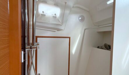 Nasszelle der Segelyacht Sun Odyssey 349.2 „Anastasia“ mit Handbrause und Duschbereich – Yachtcharter Kroatien