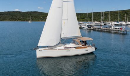 Seitenansicht der Segelyacht Sun Odyssey 389.2 „Tara" unter vollen Segeln vor der Küste bei Punat – Yachtcharter Kroatien