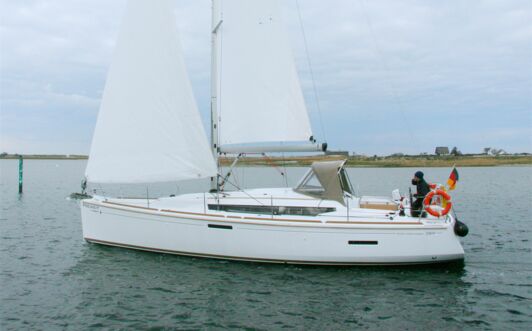 Backbord Aussenaufnahme der Sun Odyssey 389 "Freiheit" in Greifswald