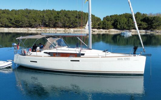 Steuerbord Aussenaufnahme der Sun Odyssey 389 „Tina“ in Pula in Kroatien