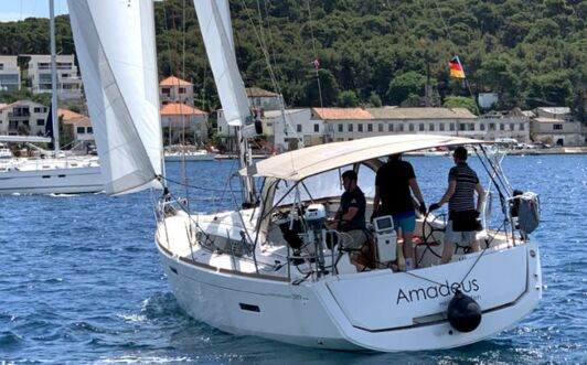 Heckaufnahme unter Segeln der Sun Odyssey 389 Amadeus in Rogoznica in Kroatien