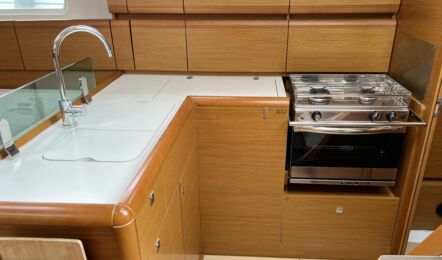 Pantry Innenaufnahme der Sun Odyssey 389 "Freiheit" in Greifswald