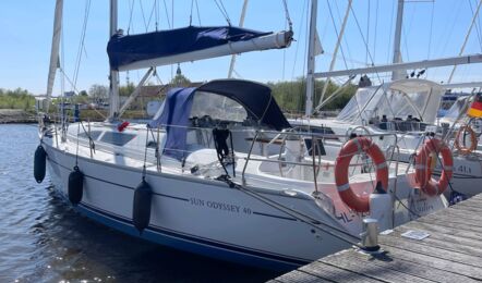 Backbord Heck Aussenaufnahme der Sun Odyssey 40 "Moulin Rouge" in Barth