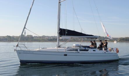 Backbord Aussenaufnahme der Sun Odyssey 40 "Moulin Rouge" in Barth
