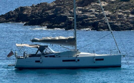 Steuerbord Aussenaufnahme der Sun Odyssey 440 „Carlotta“ in Palma auf Mallorca